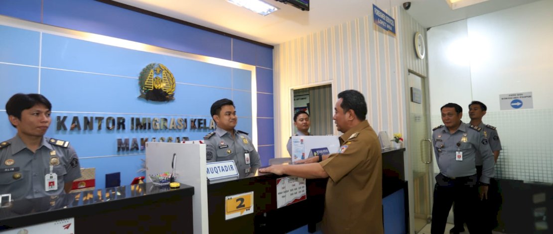 Pj Gubernur Sulsel Bachtiar, saat mengunjungi kantor Imigrasi Makassar