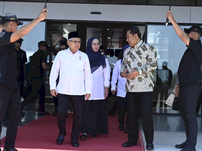 Batal Kunjungan ke Wamena, Pj Gubernur Bahtiar Dampingi KH Ma'ruf Amin Selama Transit di Makassar
