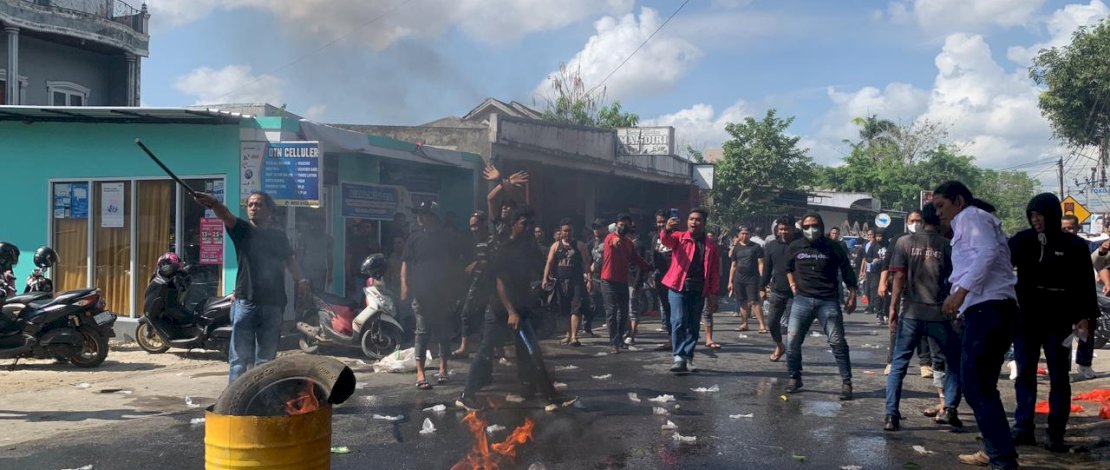 Polres Bone dan Batalyon C Pelopor Gelar Latihan Sispamkota di Depan Kantor KPU Bone Polres Bone dan Batalyon C Pelopor Gelar Latihan Sispamkota di Depan Kantor KPU Bone