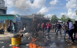 Polres Bone dan Batalyon C Pelopor Gelar Latihan Sispamkota di Depan Kantor KPU Bone