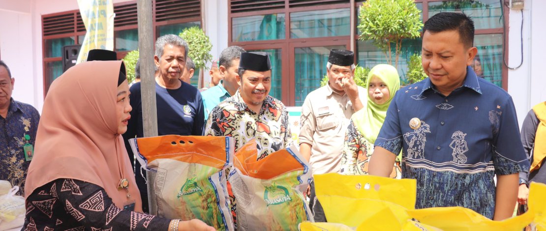 Pemerintah Kabupaten Kepulauan Selayar menggelar Gerakan Pangan Murah di Jalan Sam Ratulangi Benteng, Kantor Dinas Pertanian dan Ketahanan Pangan, Jumat, 13 Oktober 2023. Pemerintah Kabupaten Kepulauan Selayar menggelar Gerakan Pangan Murah di Jalan Sam Ratulangi Benteng, Kantor Dinas Pertanian dan Ketahanan Pangan, Jumat, 13 Oktober 2023.