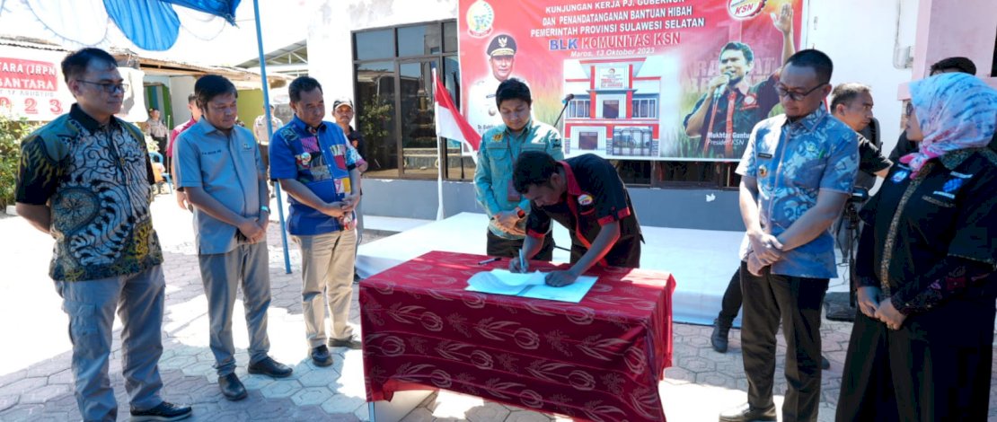 Penjabat Gubernur Sulsel, Bahtiar Baharuddin, menyaksikan Penandatanganan Naskah Perjanjian Hibah Daerah (NPHD) Antara Pemerintah Provinsi Sulsel dengan Konfederasi Serikat Nusantara Tahun Anggaran 2023. Penjabat Gubernur Sulsel, Bahtiar Baharuddin, menyaksikan Penandatanganan Naskah Perjanjian Hibah Daerah (NPHD) Antara Pemerintah Provinsi Sulsel dengan Konfederasi Serikat Nusantara Tahun Anggaran 2023.