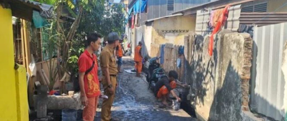 Pemerintah Kelurahan Layang Gandeng Satgas Drainase Bersihkan Saluran Air di Kawasan Pemukiman