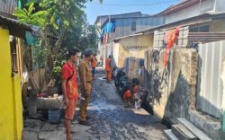 Pemerintah Kelurahan Layang Gandeng Satgas Drainase Bersihkan Saluran Air di Kawasan Pemukiman