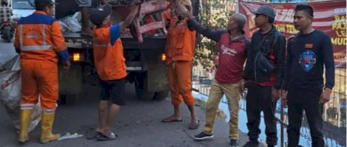 Pemerintah Kelurahan Tompo Balang, Bontoala, Gelar Aksi Bersih Saluran Air dalam Rangka WCD