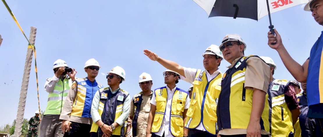 Pj Gubernur Sulsel, Bahtiar Baharuddin, meninjau pembangunan Bendungan Pammukkulu, Sabtu, 14 Oktober 2023.