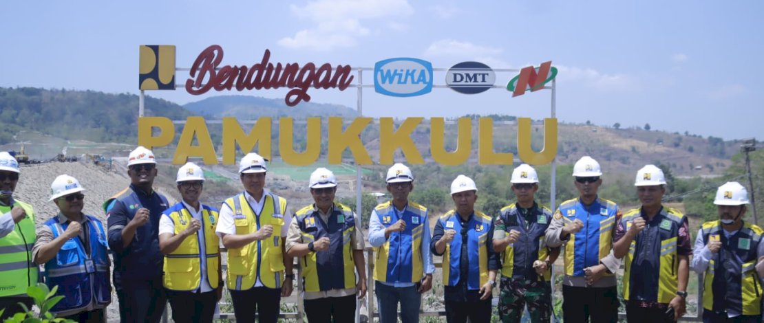 Penjabat (Pj) Bupati Takalar Dr Setiawan Aswad mendampingi Pj Gubernur Sulsel, Bahtiar Baharuddin, melakukan peninjauan progres pembangunan Bendungan Pamukkulu.