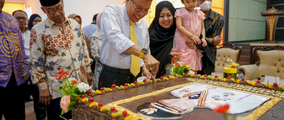 Wali Kota Parepare, Taufan Pawe, merayakan Hari Ulang Tahun-nya (HUT) ke 58 dengan menggelar syukuran bersama jajarannya, di Auditorium BJ Habibie, Rujab Pemkot Parepare, Sabtu, 14 Oktober 2023.
Wali Kota Parepare, Taufan Pawe, merayakan Hari Ulang Tahun-nya (HUT) ke 58 dengan menggelar syukuran bersama jajarannya, di Auditorium BJ Habibie, Rujab Pemkot Parepare, Sabtu, 14 Oktober 2023.
