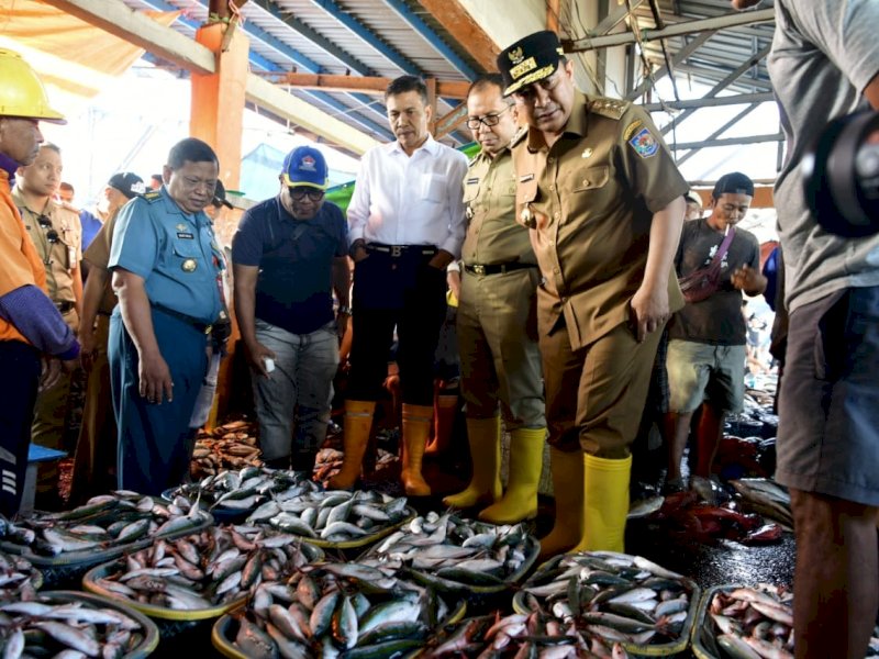 Cek Harga Ikan, Pj Gubernur Bahtiar Tinjau TPID Poetere Makassar
