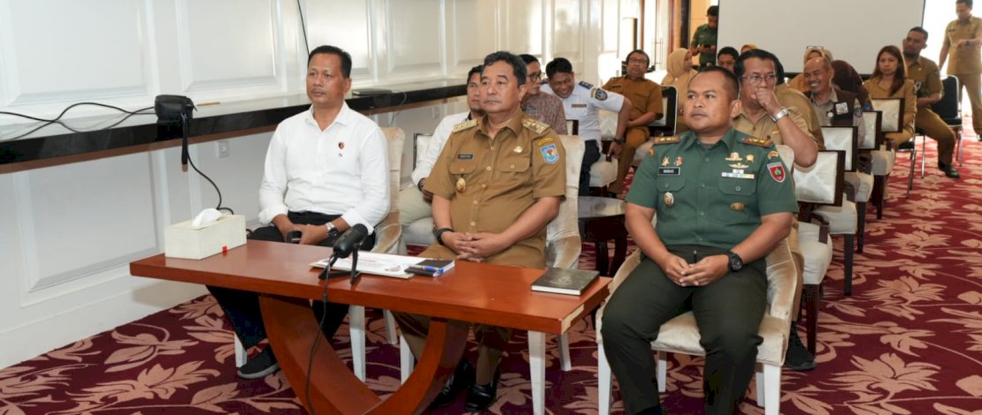 Pj Gubernur Sulsel, Bahtiar Baharuddin, mengikuti Launching Gerakan Pangan Murah (GPM) Serentak Se-Indonesia Dalam Rangka Hari Pangan Sedunia, yang dilaksanakan secara virtual, dari Baruga Lounge Kantor Gubernur, Senin, 16 Oktober 2023. Pj Gubernur Sulsel, Bahtiar Baharuddin, mengikuti Launching Gerakan Pangan Murah (GPM) Serentak Se-Indonesia Dalam Rangka Hari Pangan Sedunia, yang dilaksanakan secara virtual, dari Baruga Lounge Kantor Gubernur, Senin, 16 Oktober 2023.