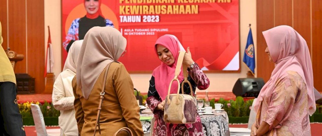 Pendidikan Kecakapan Kewirausahaan Tahun 2023 dibuka Pj Ketua Dekranasda Sulsel, Sofha Marwah Bahtiar, di Baruga Karaeng Pattingalloang Rumah Jabatan Gubernur, Senin, 16 Oktober 2023. Pendidikan Kecakapan Kewirausahaan Tahun 2023 dibuka Pj Ketua Dekranasda Sulsel, Sofha Marwah Bahtiar, di Baruga Karaeng Pattingalloang Rumah Jabatan Gubernur, Senin, 16 Oktober 2023.