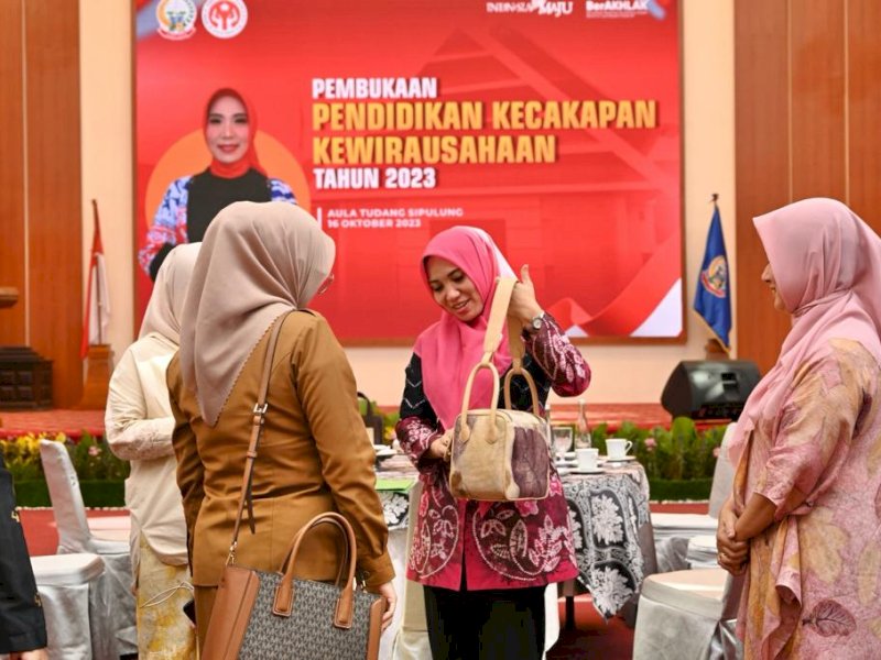 Dorong Lahirnya Wirausaha Profesional, Dekranasda Sulsel Gelar Pelatihan Anyaman dan Ecoprint