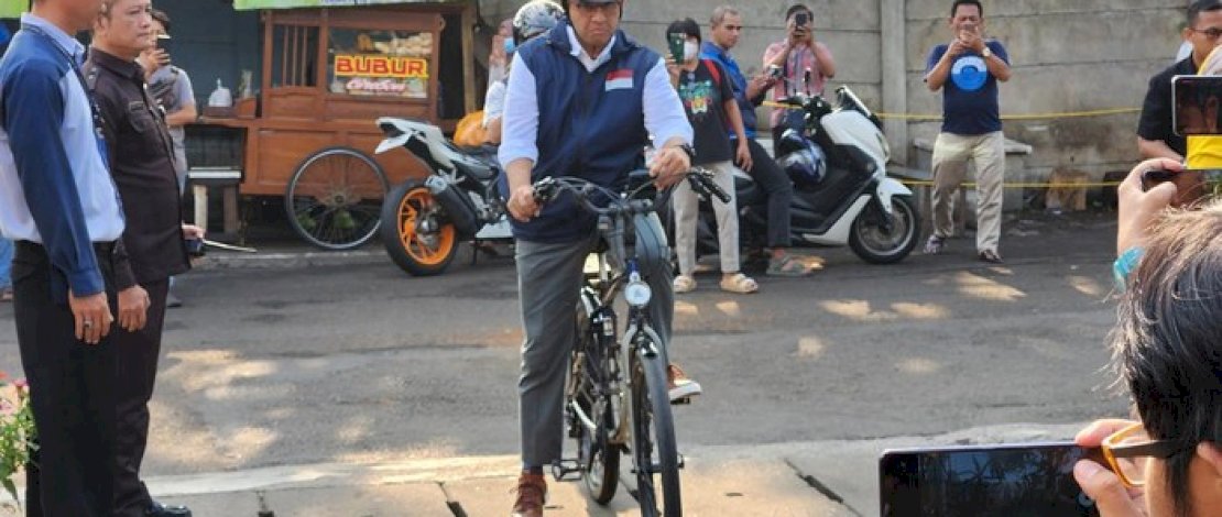  Bakal Calon Presiden (Bacapres) Anies Baswedan tampak datang dengan sepeda ke Rumah Sakit Fatmawati, Jakarta, pada hari Selasa (17/10/2023). (Istimewa)