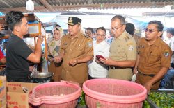 Tinjau Harga Kebutuhan Pokok di Pasar Daya, Pj Gubernur Bahtiar&nbsp;Puji Kinerja Pemkot Makassar