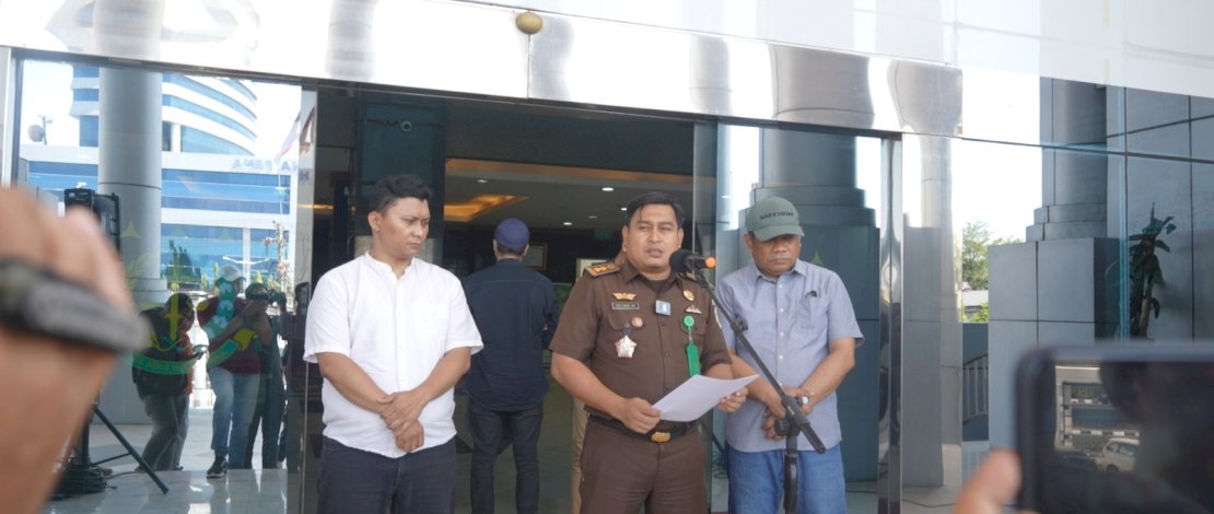 Lelaki bernama Rachmat (37 tahun), terpidana kasus dugaan korupsi pemberian fasilitas kredit pada PT. Bank Pembangunan Daerah (BPD) Nusa Tenggara Timur (NTT) ditangkap oleh Tim Tabur Kejati Sulsel bersama Kejagung. Lelaki bernama Rachmat (37 tahun), terpidana kasus dugaan korupsi pemberian fasilitas kredit pada PT. Bank Pembangunan Daerah (BPD) Nusa Tenggara Timur (NTT) ditangkap oleh Tim Tabur Kejati Sulsel bersama Kejagung.