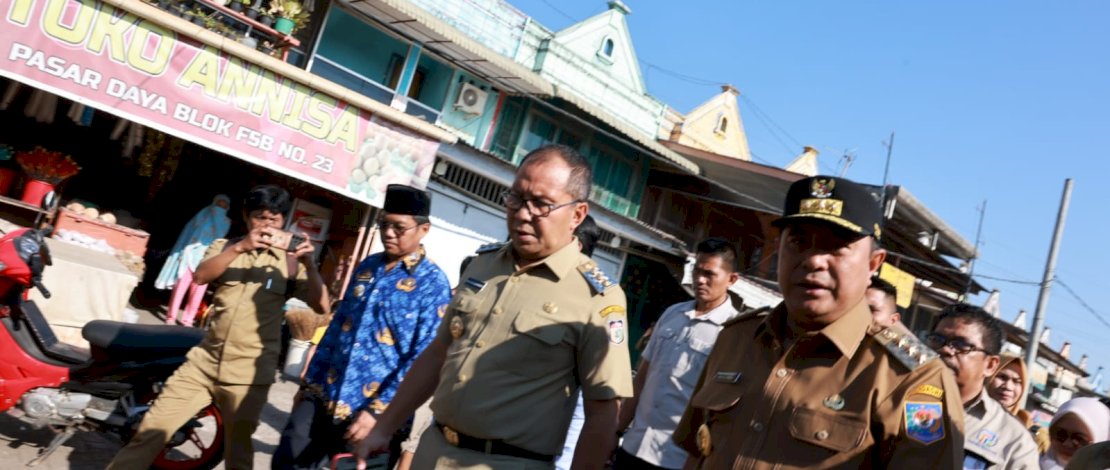 Pj Gubernur Sulsel Bahtiar Baharuddin memuji inovasi Mobil Inflasi Pemkot Makassar yang bertujuan menekan angka inflasi.