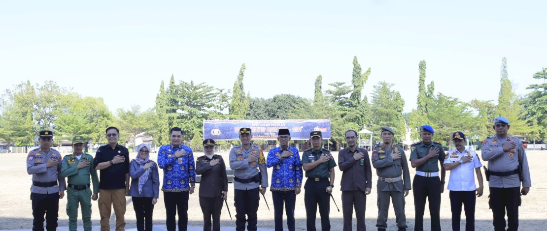 Pj Bupati Takalar,  Setiawan Aswad, menghadiri Apel Gelar Pasukan Operasi Mantap Brata 2023-2024, yang dilaksanakan oleh Kepolisian Resor Takalar, di Lapangan H. Makkatang Dg Sibali, Selasa, 17 Oktober 2023. 