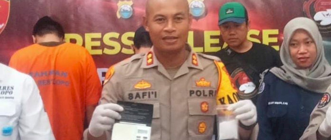 Kapolres Palopo, AKBP Safi'i Nafsikin, menunjukkan barang bukti hasil penangkapan terhadap jaringan Fredy Pratama di Palopo.