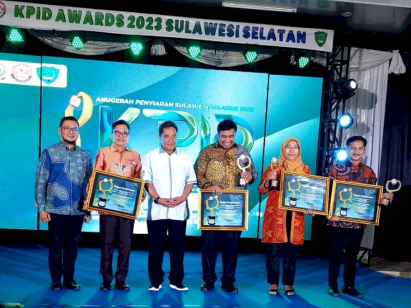 Peduli Lembaga Penyiaran Lokal, Bupati Lutra Sabet Penghargaan KPID Awards 2023