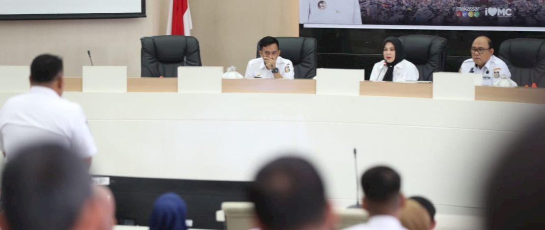 Wakil Wali Kota Makassar, Fatmawati Rusdi, melakukan rapat Monitoring dan Evaluasi Pelaksanaan Program APBD Kota Makassar dan Realisasi Pendapatan Asli Daerah (PAD) Triwulan III, di Ruang Sipakatau, Rabu, 18 Oktober 2023.
