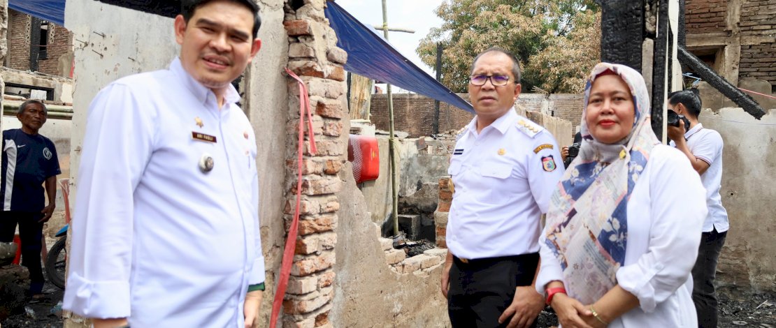 Wali Kota Makassar Moh Ramdhan Pomanto meninjau puing-puing sisa kebakaran yang menghanguskan belasan rumah warga di Jalan Serigala Lorong 12, Kecamatan Mamajang, Rabu, 18 Oktober 2023.