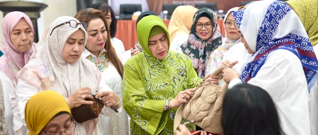 Ketua Dekranasda Kota Makassar, Indira Yusuf Ismail, terus mendorong kreativitas perempuan di Kota Makassar. Salah satunya, dengan menghadirkan pelatihan pembuatan kalung etnik berbahan kain.