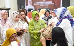 Ketua Dekranasda Kota Makassar Dorong Kreativitas Perempuan dalam Pelatihan Pembuatan Kalung Etnik