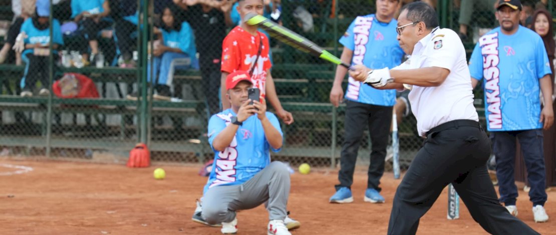 Wali Kota Makassar, Moh Ramdhan Pomanto, unjuk kemampuan di hadapan peserta Kejuaraan Softball Wali Kota Cup 2023.