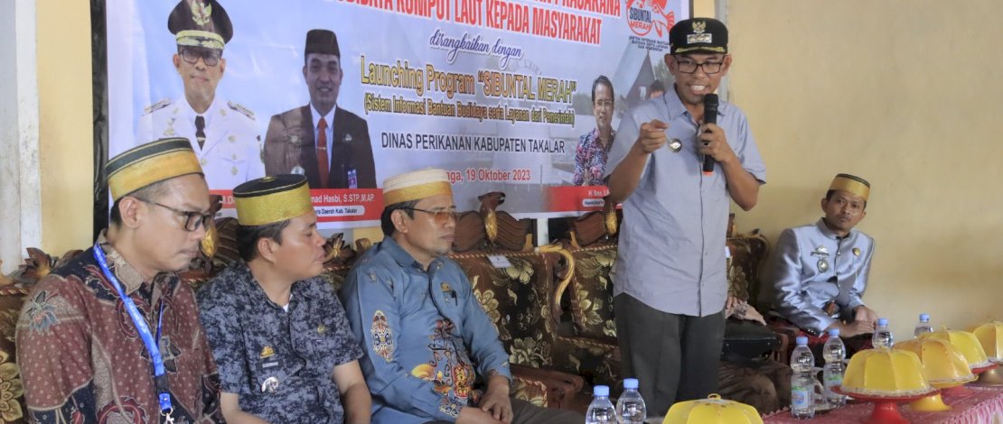 Pj Bupati Takalar, Setiawan Aswad,  didampingi Pj Ketua TP PKK Takalar, Sri Astuti Thamrin, menyerahkan bantuan Sarana dan Prasarana Budidaya Rumput Laut, kepada Masyarakat Mangarabombang, Kamis, 19 Oktober 2023.