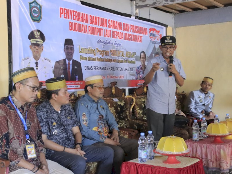 Pj Bupati Takalar Serahkan Bantuan Sarana dan Prasarana Budidaya Rumput Laut Kepada Masyarakat Marbo 