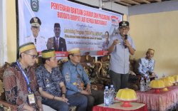 Pj Bupati Takalar Serahkan Bantuan Sarana dan Prasarana Budidaya Rumput Laut Kepada Masyarakat Marbo 