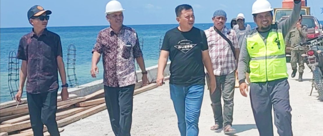 Bupati Kepulauan Selayar Muh Basli Ali kembali meninjau progres pembangunan Dermaga Pelabuhan Penyeberangan Fery Taka Bonerate, Kayuadi, yang berlokasi di Desa Bonelambere, Kamis, 19 Oktober 2023.