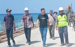Tinjau Proyek Pelabuhan Taka Bonerate, Bupati Basli Ali Ingatkan Kontraktor Jangan Asal Jadi