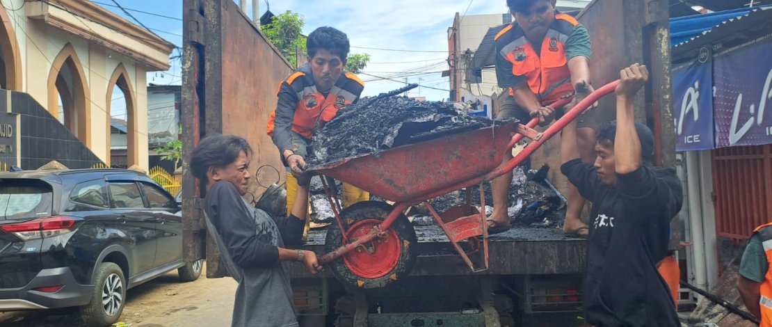 Alamsyah Sahabuddin menurunkan Satuan Tugas Kebersihan Kecamatan Tallo agar segera membersihkan lokasi kebakaran.