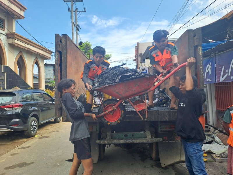 Camat Tallo Kerahkan Satgas Kebersihan Bantu Korban Kebakaran Pongtiku