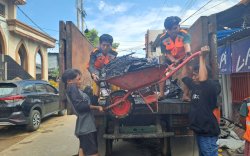 Camat Tallo Kerahkan Satgas Kebersihan Bantu Korban Kebakaran Pongtiku