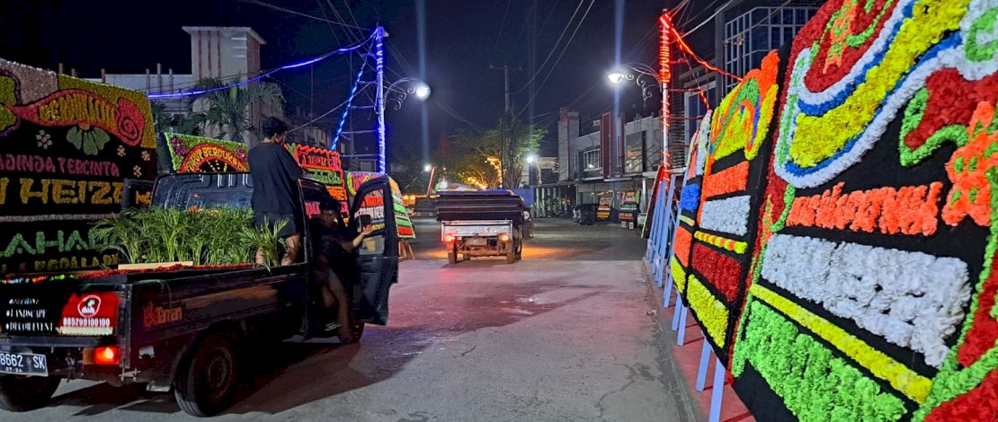 mulai dari pintu masuk Perumahan Bumi Aroeppala hingga kediaman Herman Heizer, telah dipenuhi karangan bunga ucapan duka cita. Hal ini menandakan, banyak yang merasa kehilangan Mantan Ketua HIPMI Sulsel itu.