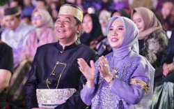 Pj Gubernur-Ketua TP PKK Buka Gelaran Fashion Show Perayaan HUT Sulsel Ke 354