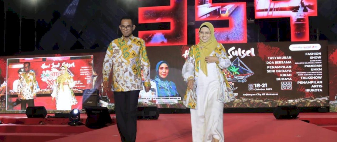 Pj Bupati Takalar Setiawan Aswad, bersama Pj Ketua TP PKK Takalar Sri Astuti Thamrin, ikut serta dalam fashion show HUT Sulsel.
