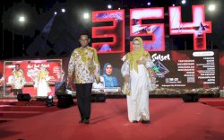 Fashion Show HUT Sulsel, Pj Bupati dan Ketua TP PKK Tampil dengan Batik Khas Takalar 