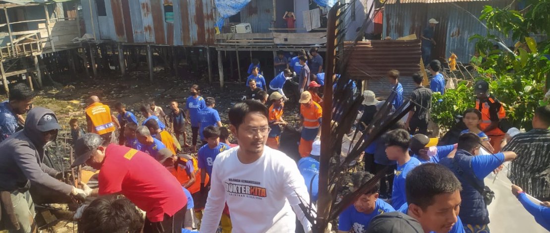 dr. Udin Malik Bergabung dalam Aksi Bersih-Bersih Pemukiman Terapung Bersama Pandawara dr. Udin Malik Bergabung dalam Aksi Bersih-Bersih Pemukiman Terapung Bersama Pandawara