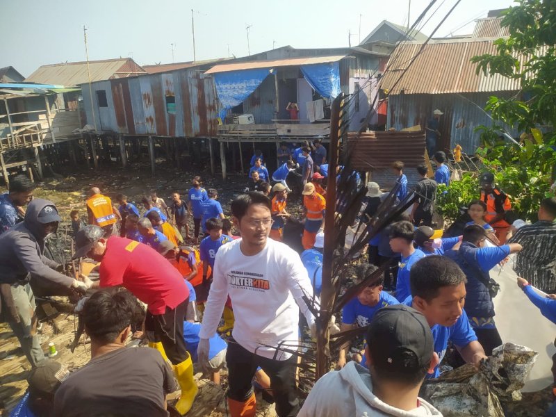 dr. Udin Malik Bergabung dalam Aksi Bersih-Bersih Pemukiman Terapung Bersama Pandawara