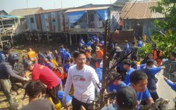 dr. Udin Malik Bergabung dalam Aksi Bersih-Bersih Pemukiman Terapung Bersama Pandawara