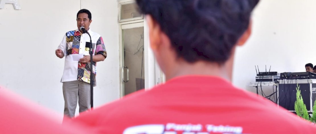 Penjabat Gubernur Sulsel, Bahtiar Baharuddin, melepas atlet Federasi Panjat Tebing Indonesia (FPTI) Provinsi Sulsel, yang akan berkompetisi di Pra PON, Semarang, Jawa Tengah. Prosesi pelepasan dilaksanakan di pelataran Inninawa Rujab Gubernur, Minggu, 22 Oktober 2023.