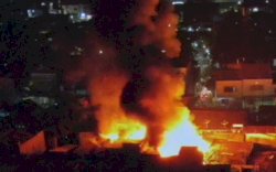 Sudah Jatuh Tertimpa Tangga, Bokong Pemuda Ini Tertusuk Balok Saat Kebakaran di Makassar