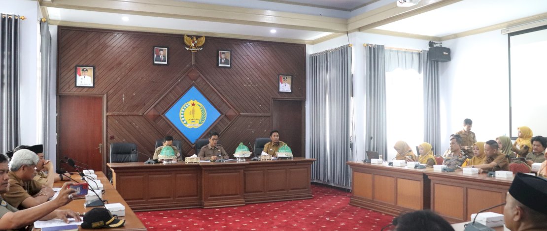 Rapat pemantapan event Festival Taka Bonerate, di Ruang Rapat Pimpinan Kantor Bupati Kepulauan Selayar, Senin, 23 Oktober 2023. Rapat pemantapan event Festival Taka Bonerate, di Ruang Rapat Pimpinan Kantor Bupati Kepulauan Selayar, Senin, 23 Oktober 2023.
