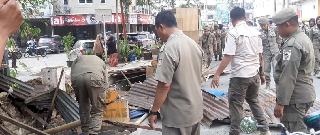penertiban sejumlah aset di Jl Topaz Raya pada Senin, 23 Oktober kemarin.
penertiban sejumlah aset di Jl Topaz Raya pada Senin, 23 Oktober kemarin.