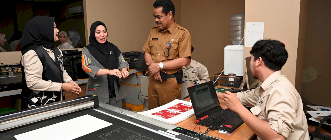 Pj Ketua Dewan Kerajinan Nasional Daerah (Dekranasda) Sulsel, Sofha Marwah Bahtiar, meninjau Rumah Kemasan UPT Industri Makanan, Minuman, dan Kemasan Provinsi Sulsel. Pj Ketua Dewan Kerajinan Nasional Daerah (Dekranasda) Sulsel, Sofha Marwah Bahtiar, meninjau Rumah Kemasan UPT Industri Makanan, Minuman, dan Kemasan Provinsi Sulsel.