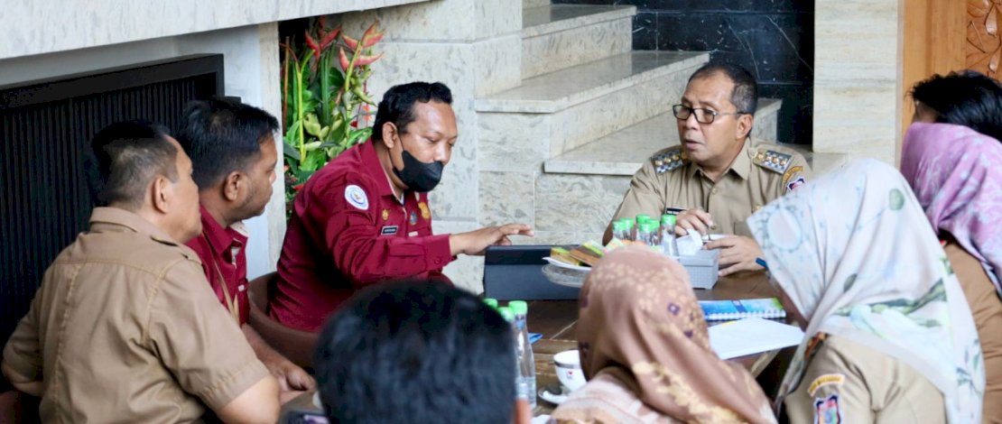 Kepala Pelabuhan Perikanan Untia, Iswadi Rachman, saat bertemu Wali Kota Makassar Moh Ramdhan "Danny" Pomanto untuk membahas tentang WKOPP Untia.