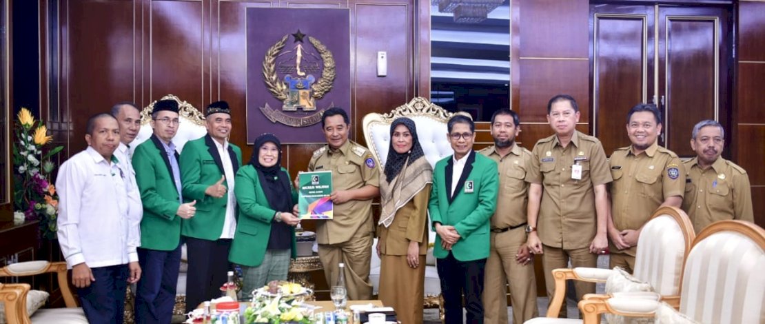 Pj Gubernur Sulsel, Bahtiar Baharuddin, menerima pengurus KAHMI Sulsel, di ruang kerjanya, Selasa, 24 Oktober 2023.